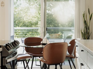 Dining - Artsy Capitol Hill Gem City View Workspace Parking (Seattle)