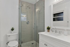 Shower, hair dryer, towels, soap - Newport Beach Modern King 2BR2BA Steps to Sand with - AC - Wifi - Smart TVs (Newport Beach)