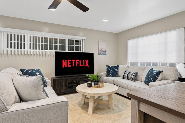 TV - Newport Beach Modern King 2BR2BA Steps to Sand with - AC - Wifi - Smart TVs (Newport Beach)