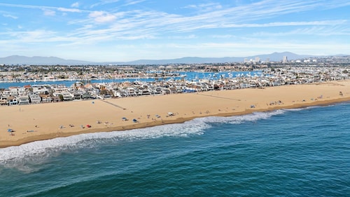 Newport Beach Modern King 2BR2BA Steps to Sand with - AC - Wifi - Smart TVs