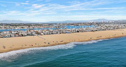 Newport Beach Modern King 2BR2BA Steps to Sand with - AC - Wifi - Smart TVs