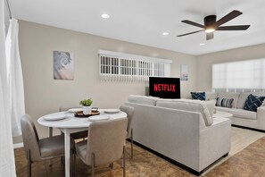 Dining - Newport Beach Modern King 2BR2BA Steps to Sand with - AC - Wifi - Smart TVs (Newport Beach)