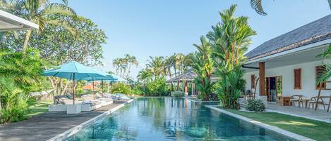 Lyxvilla - uteplats - utsikt mot poolen | Privat pool