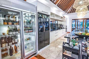 Vila superluxo, varanda, vista para a piscina | Cozinha privada | Cadeirão de bebê