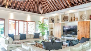 Luksusvilla, terrasse, bassengutsikt | Oppholdsområde