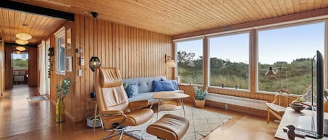 Flat-screen TV, fireplace, stereo