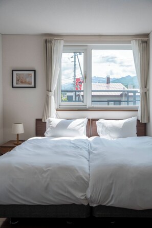 Een bureau, een laptopwerkplek, een strijkplank/strijkijzer, gratis wifi