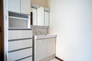 Haartrockner, Hausschuhe, Handtücher, Shampoo