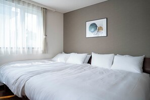 Schreibtisch, laptopgeeigneter Arbeitsplatz, Bügeleisen/Bügelbrett