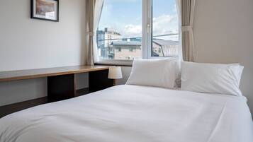 デスク、ノートパソコン用作業スペース、アイロン / アイロン台、WiFi (無料)