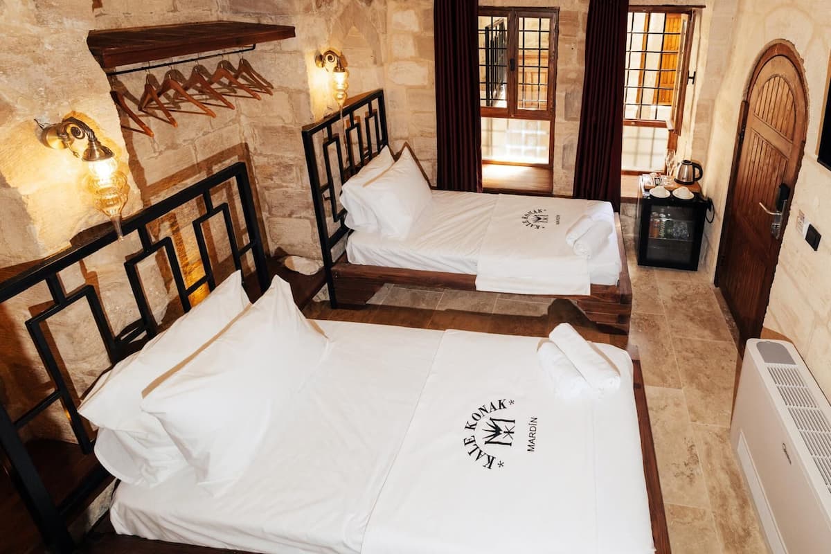 Chambre avec lits jumeaux | Articles gratuits dans le mini-bar, rideaux occultants