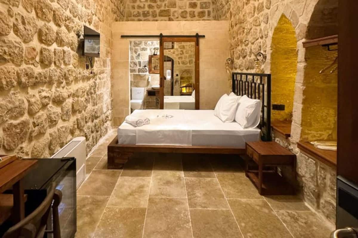 Habitación estándar doble, vistas al jardín | Minibar con artículos gratuitos y cortinas opacas