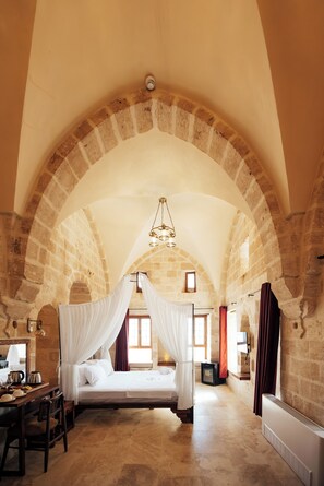 Deluxe tweepersoonskamer, uitzicht op de stad | Een gratis minibar, verduisterende gordijnen