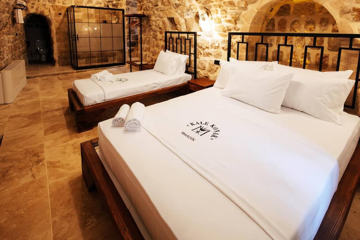 Chambre Familiale Double ou avec lits jumeaux, vue ville | Articles gratuits dans le mini-bar, rideaux occultants
