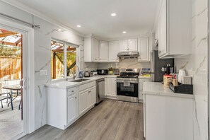 Kühlschrank, Mikrowelle, Herdplatte, Geschirrspüler