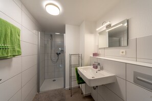 Douche, sèche-cheveux, serviettes fournies