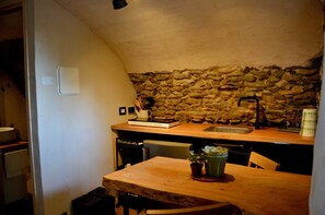 Private kitchen - The Acorn, a place of peace and reflection (Piemonte)