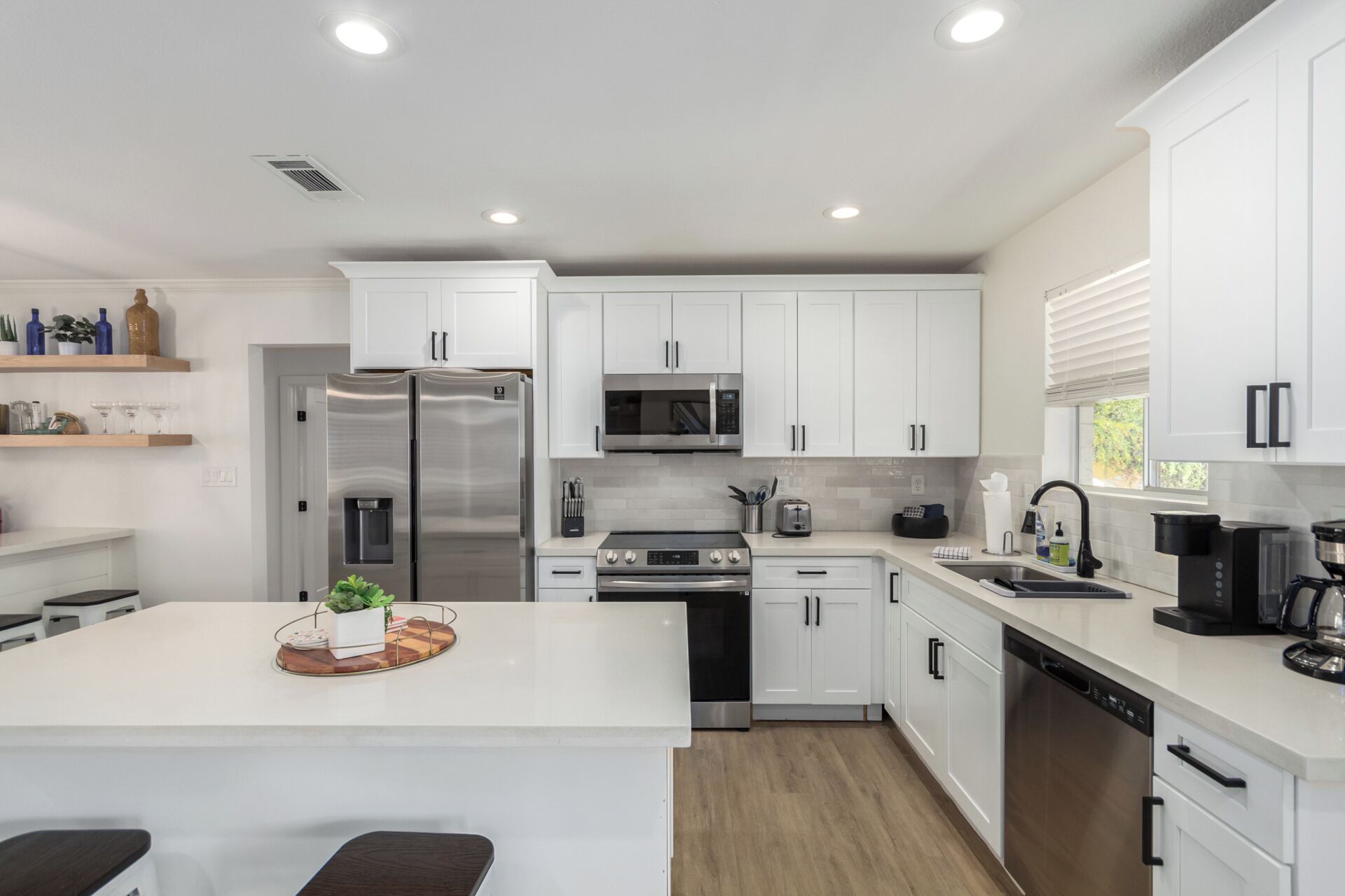 Réfrigérateur, micro-ondes, four, plaque de cuisson