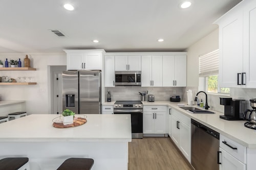 Spacious 8-Bed, hot tub & pool, outdoor bar, firepit in downtown Gilbert.