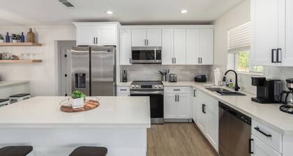 Spacious 8-Bed, hot tub & pool, outdoor bar, firepit in downtown Gilbert.