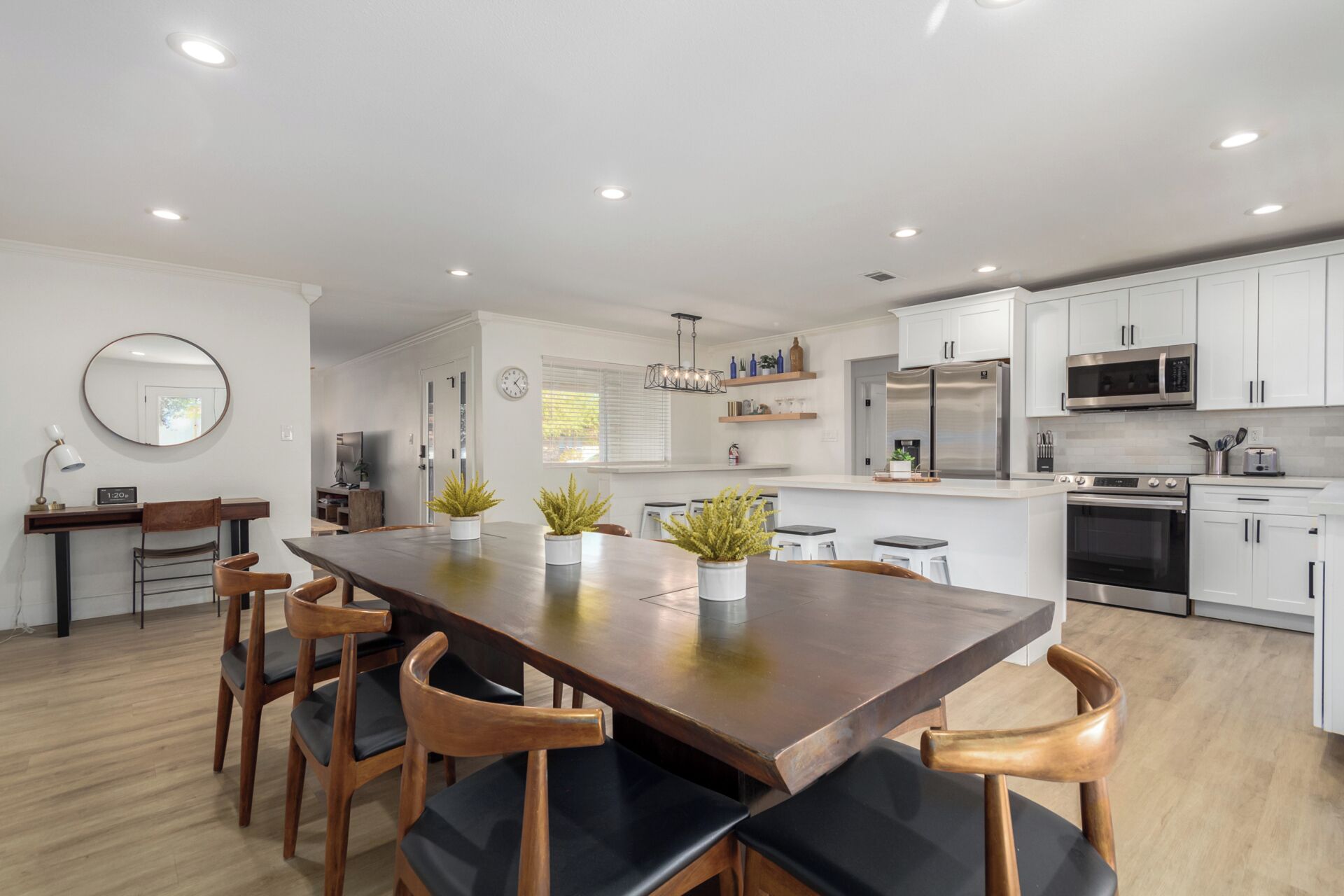 ثلاجة، ميكروويف، فرن، موقد طهي مسطح