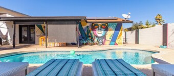 Spacious 8-Bed, hot tub & pool, outdoor bar, firepit in downtown Gilbert.