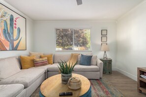 Smart-tv, een tafeltennistafel en boeken