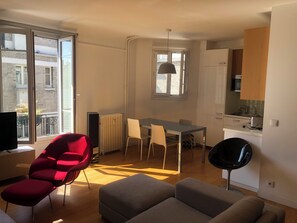 TV - Sunny 3-room apartment with balcony, Jeanne d'Arc district (Paris)