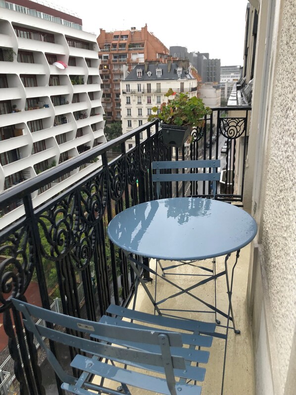 Outdoor dining - Sunny 3-room apartment with balcony, Jeanne d'Arc district (Paris)