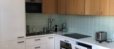 Mikrobølgeovn, kogeplade, opvaskemaskine