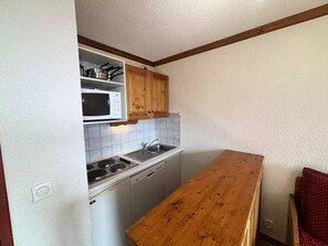 Mikrowelle, Geschirrspüler, Wasserkocher mit Kaffee-/Teezubehör