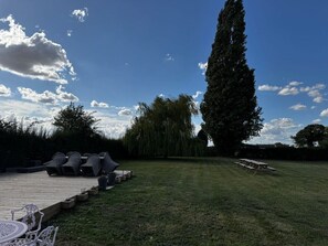 Outdoor dining - Spacious 6-Bed Home Surrounded by Nature (Lincolnshire)
