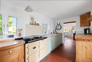 Dining tables - Spacious 6-Bed Home Surrounded by Nature (Lincolnshire)