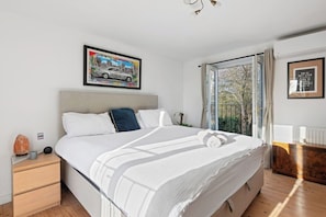 6 bedrooms, desk, iron/ironing board, free WiFi - Spacious 6-Bed Home Surrounded by Nature (Lincolnshire)