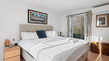 6 bedrooms, desk, iron/ironing board, free WiFi