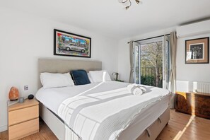 6 bedrooms, desk, iron/ironing board, free WiFi