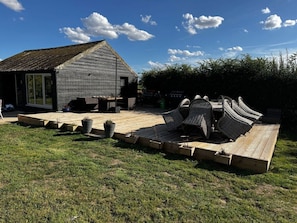 Outdoor dining - Spacious 6-Bed Home Surrounded by Nature (Lincolnshire)