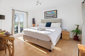 6 bedrooms, desk, iron/ironing board, free WiFi - Spacious 6-Bed Home Surrounded by Nature (Lincolnshire)
