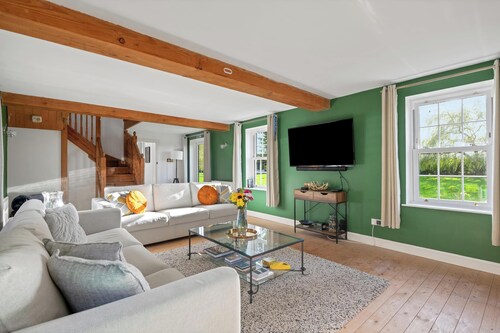 Spacious 6-Bed Countryside Home Surrounded by Nature