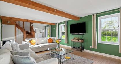 Spacious 6-Bed Countryside Home Surrounded by Nature