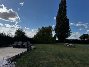 Outdoor dining - Spacious 6-Bed Countryside Home Surrounded by Nature (Lincolnshire)