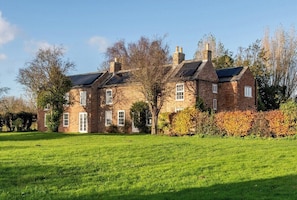 Exterior - Spacious 6-Bed Home Surrounded by Nature (Lincolnshire)
