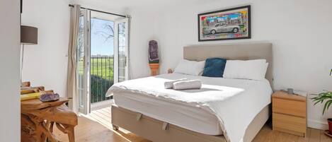 6 bedrooms, desk, iron/ironing board, free WiFi