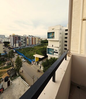 Habitación doble Deluxe, vista a la ciudad | Terraza o patio