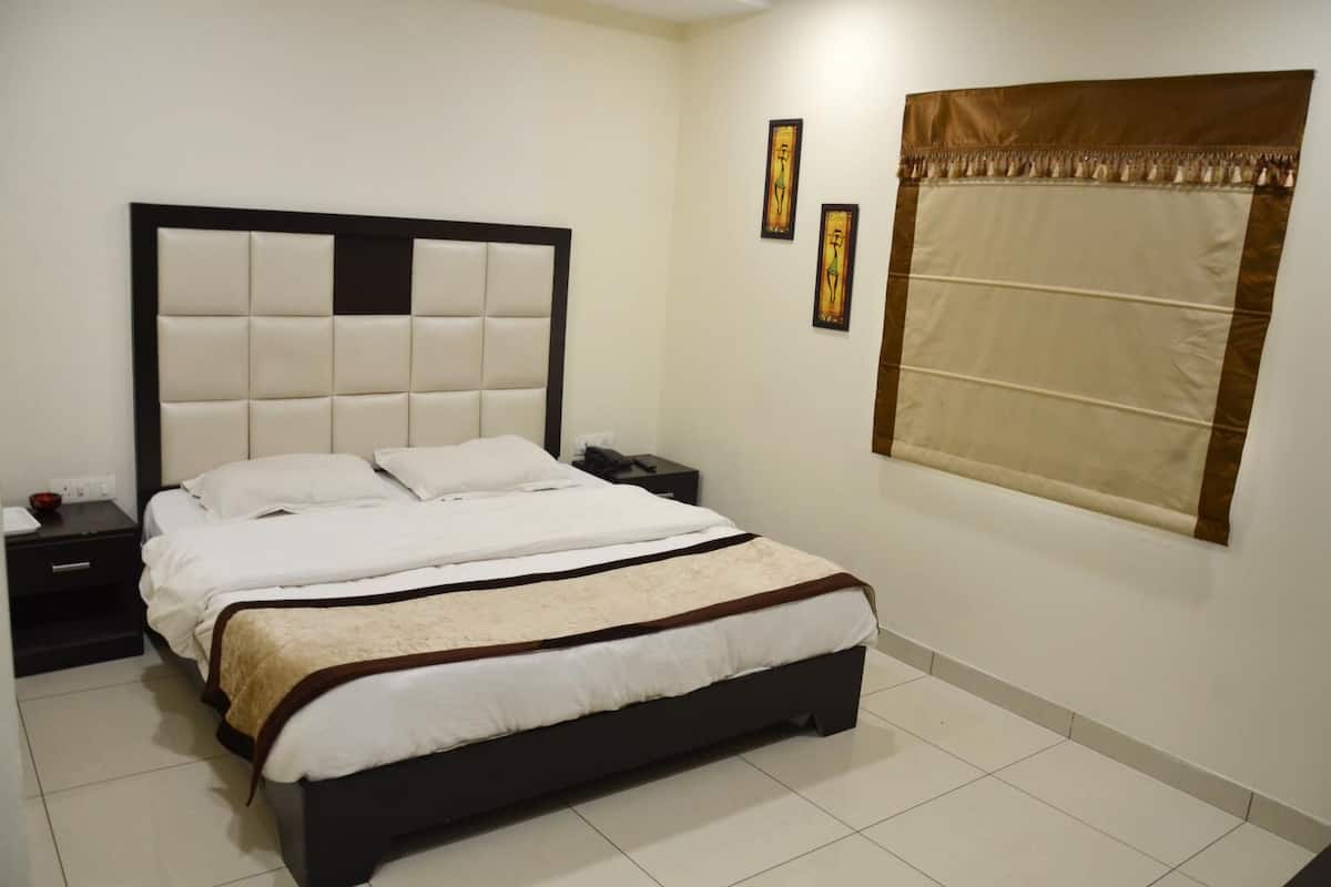 Deluxe-Doppelzimmer, Stadtblick | Schreibtisch, laptopgeeigneter Arbeitsplatz, Verdunkelungsvorhänge