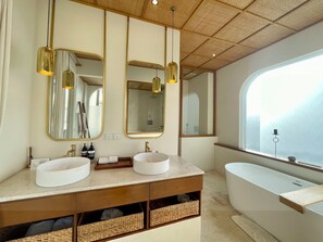 Jetted tub, hair dryer, bidet, towels