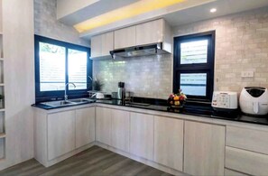 Kühlschrank, Mikrowelle, Wasserkocher mit Kaffee-/Teezubehör, Toaster