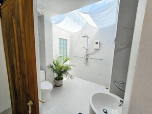 Shower, hair dryer - 2 bedrooms 400 m from the beach (Tambon Nong Thale)