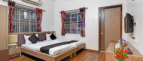 In-room safe, desk, laptop workspace, free WiFi