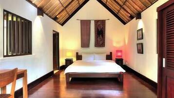 4 bedrooms, in-room safe, desk, WiFi